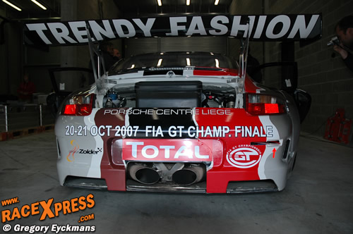 Rudi Penders heeft zijn Porsche voorzien van reclame voor de Last Race te Zolder